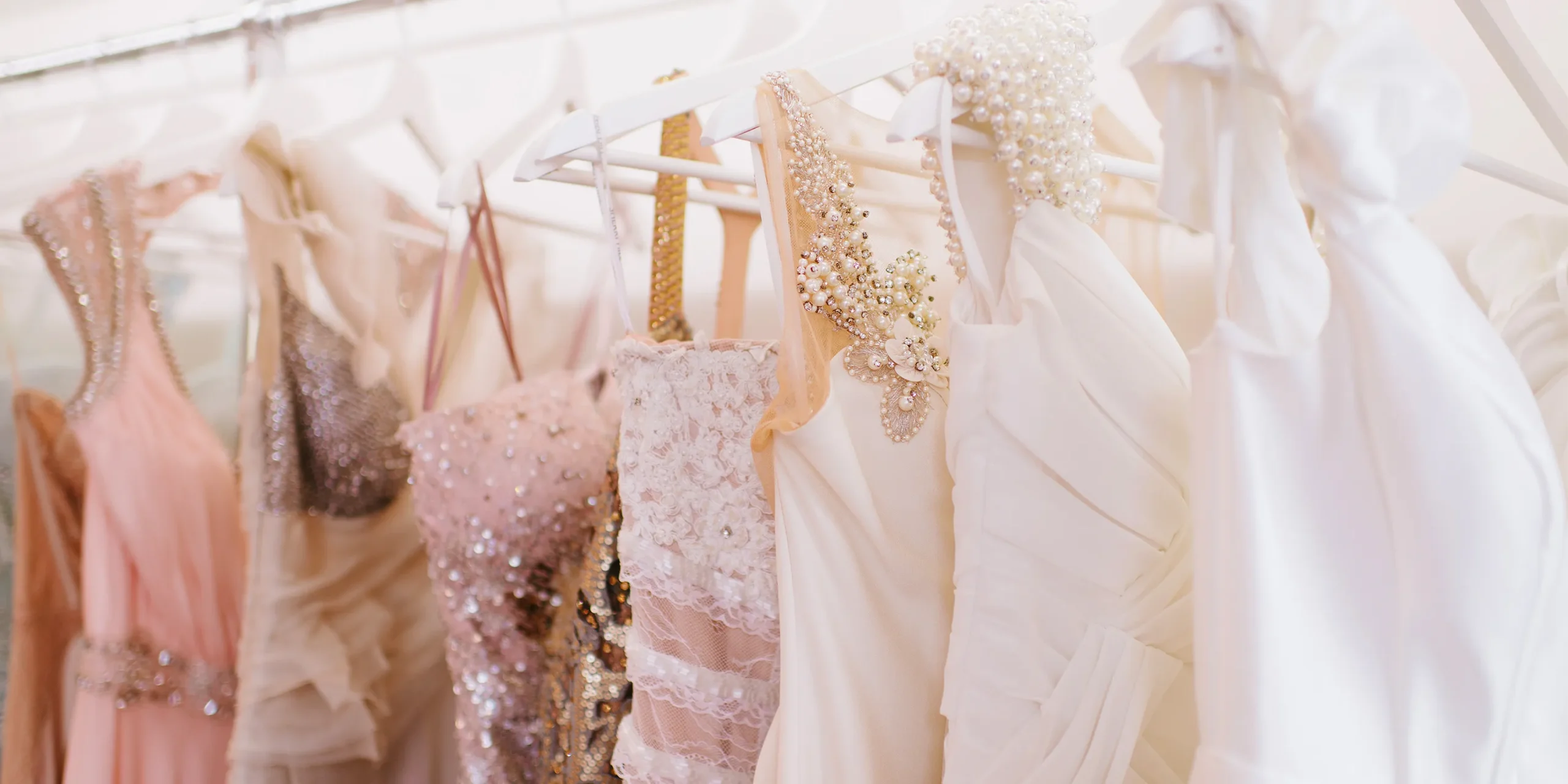 Perfekt angepasste Brautkleider für eine märchenhafte Hochzeit in Hessen