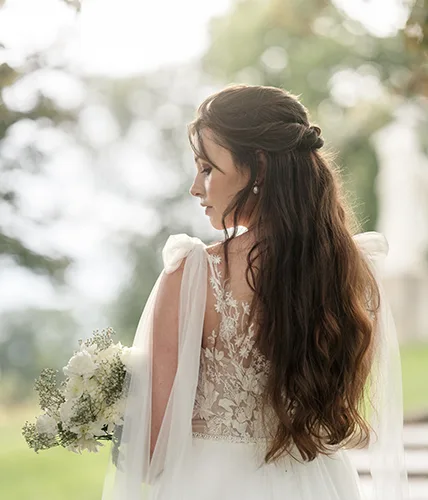 Rückenansicht eines Boho-Brautkleids mit offen getragenem Haar