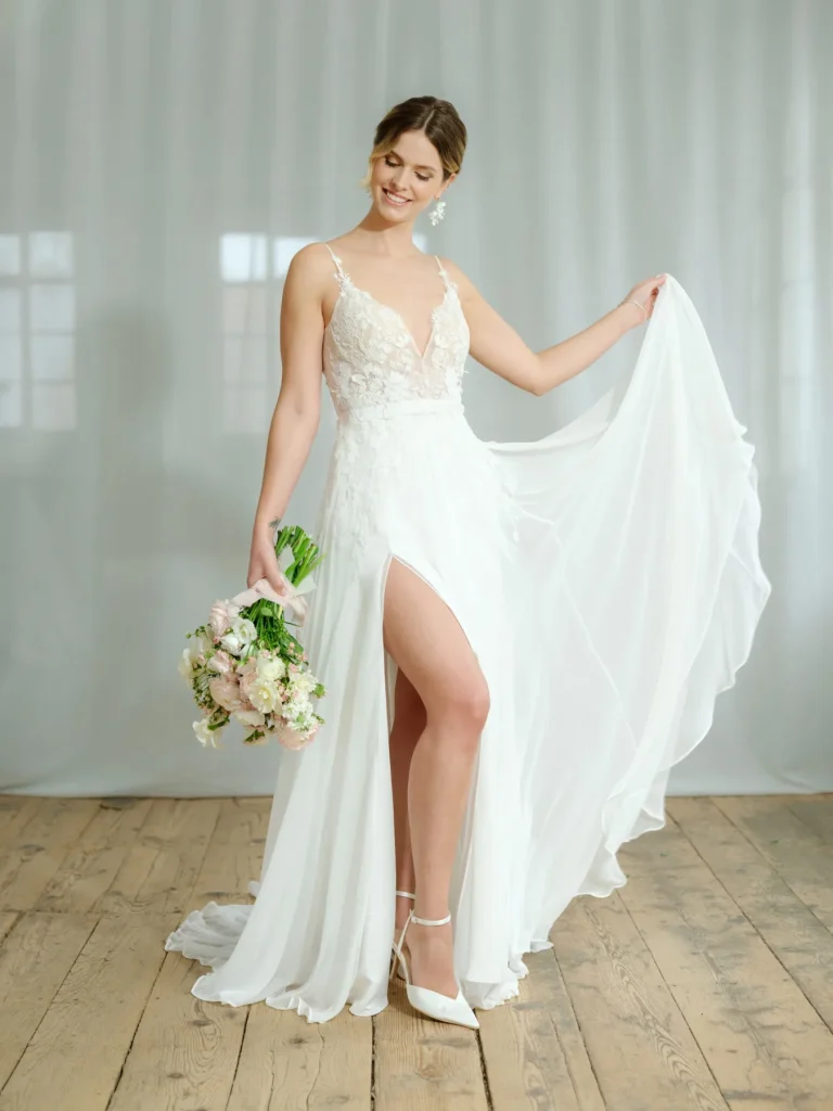 Fließendes Brautkleid mit hohem Beinschlitz
