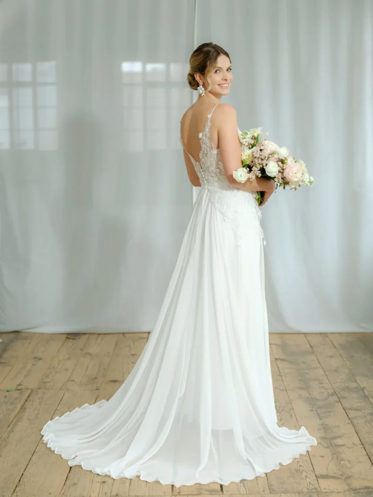 Figurbetontes Fit-and-Flare-Brautkleid mit langer Schleppe von hinten