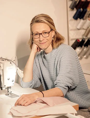 Irina an der Nähmaschine in ihrem Atelier in Kirrlach