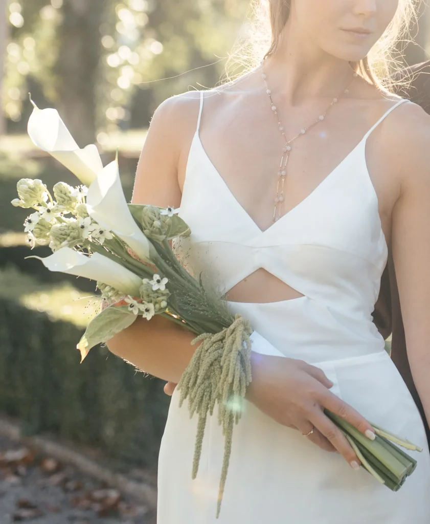 Minimalistisches Brautkleid mit Cut-out und Brautstrauß aus Trockenblumen